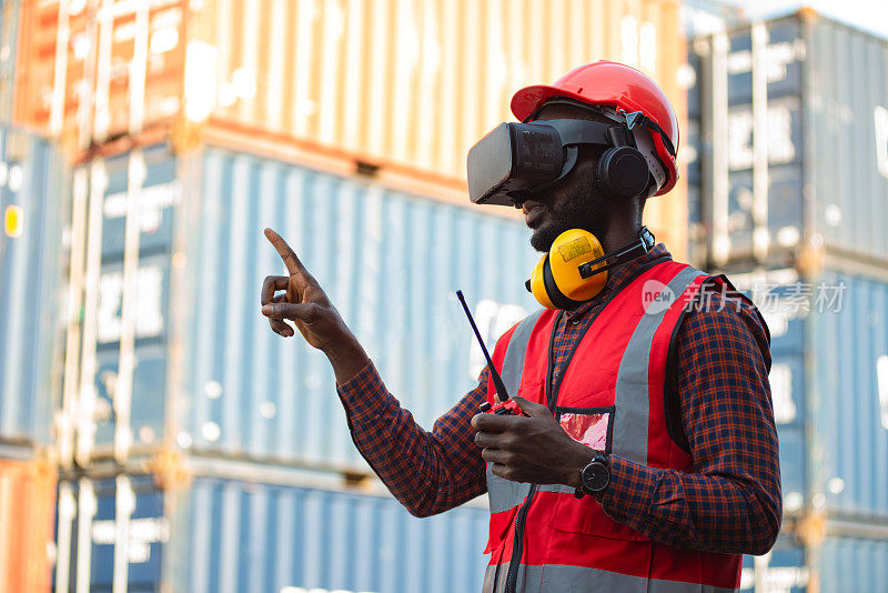 非裔美国男性工程师戴上VR头盔，看起来像集装箱货船。