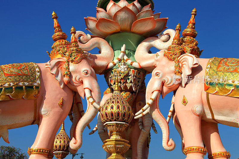 在阳光明媚的日子里，曼谷市中心的彩色大象雕像