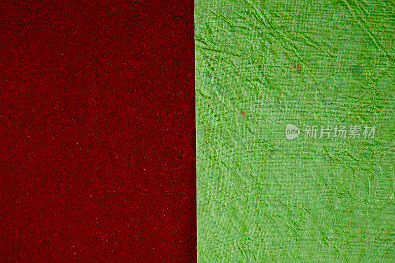 两种颜色对比鲜明的绿色和深褐色的栗色或焦炭色的垃圾色背景，分为两道50条50条的区域