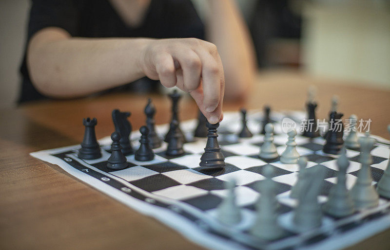 象棋男孩在走棋。