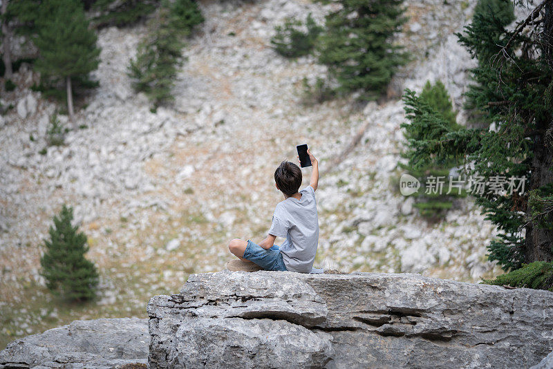 小男孩在山顶自拍。