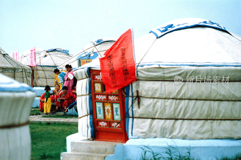 蒙古族传统节日那达慕:蒙古包和年轻人