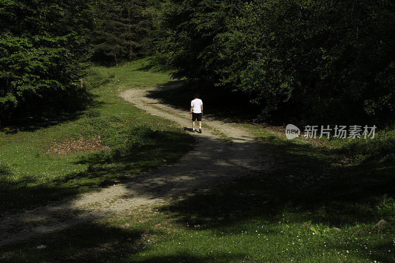 一名男子在Samsun省黑海地区Vezürköprü的海狸森林里徒步旅行