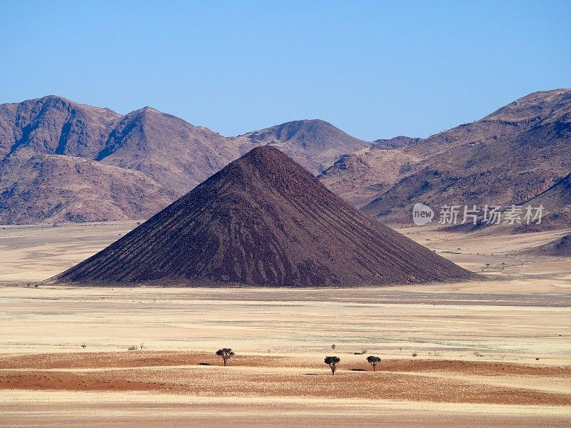 非洲景观，有圆锥形的黑山