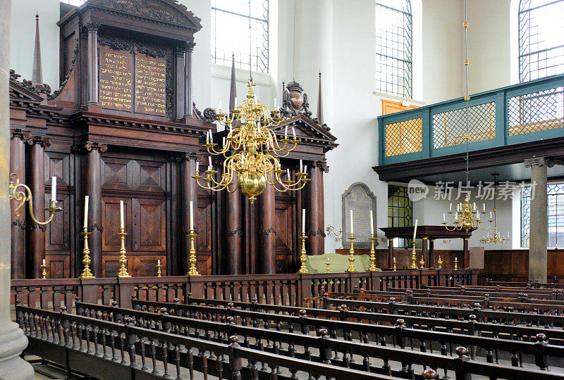 葡萄牙犹太教堂-约柜和黄铜吊灯-十诫在希伯来语，阿姆斯特丹，荷兰
