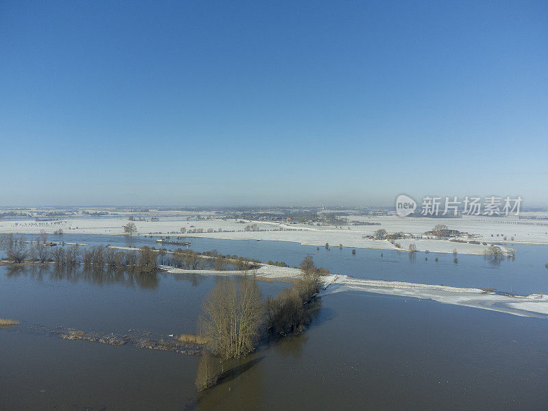 在一个寒冷的冬天早晨，IJssel河的鸟瞰图