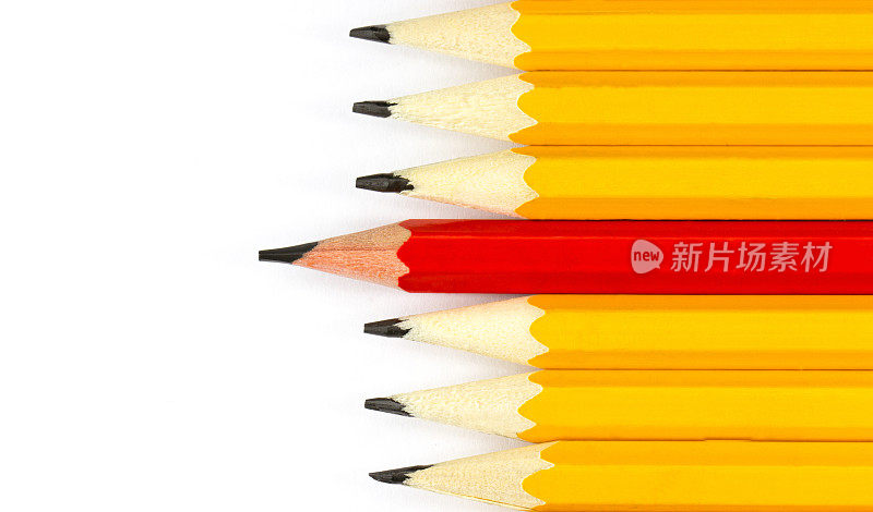 一支红铅笔从一排黄铅笔中脱颖而出