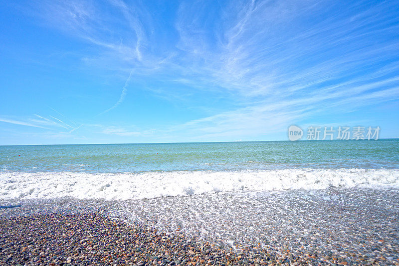 小浪在黑海海岸线巴统市阿加拉格鲁吉亚国家在阳光灿烂的日子