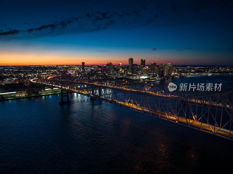无人机拍摄的新月城连接桥，新奥尔良在夜幕降临