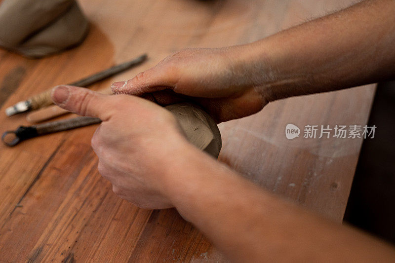 女人用手揉着一块粘土