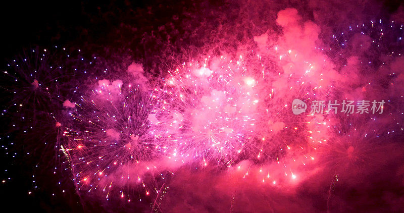红烟花庆2023年新年快乐，7月4日国庆佳节。晚上放红色烟花庆祝国庆。2023年新年晚会倒计时活动