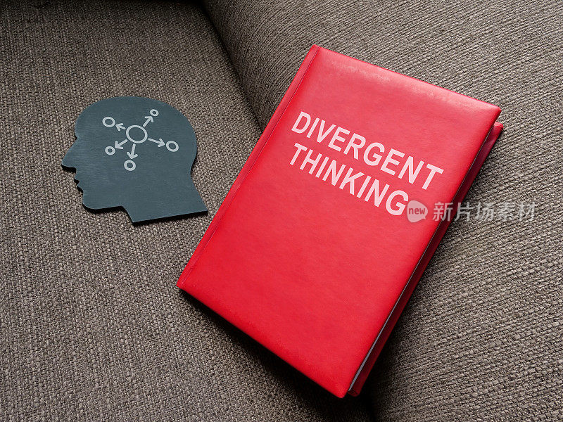 在沙发和头上放一本发散思维的书。
