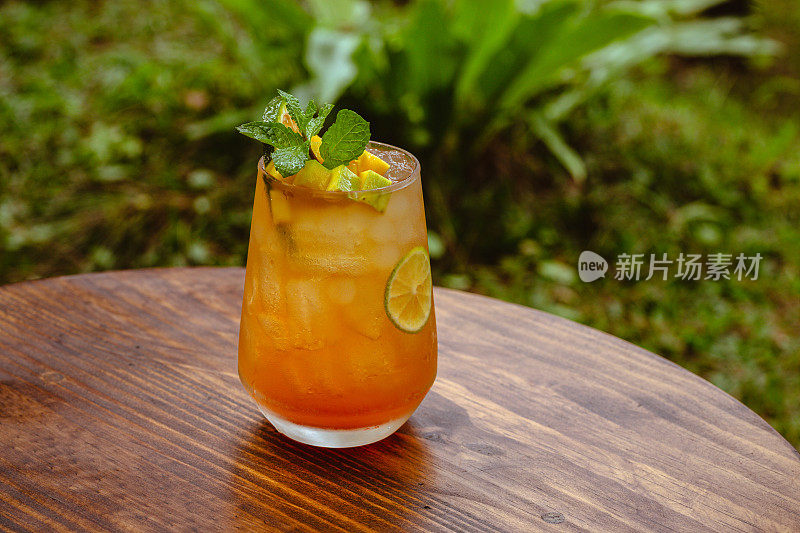 鸡尾酒芒果冰茶饮杯高分辨率库存照片