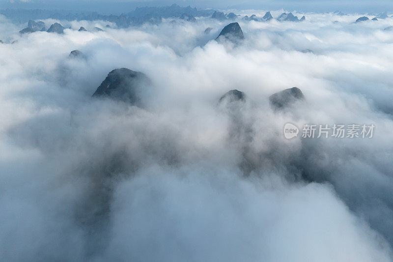 桂林阳朔县雾天大景观鸟瞰图