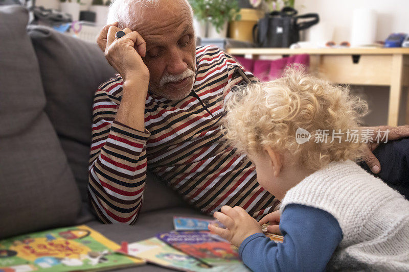 孙子和爷爷在家里一起读书