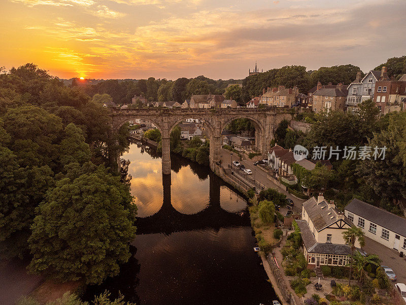 英国约克郡北部的Knaresborough的鸟瞰图，展示了城镇中心、Nidd河和铁路高架桥。用0级无人机拍摄的。