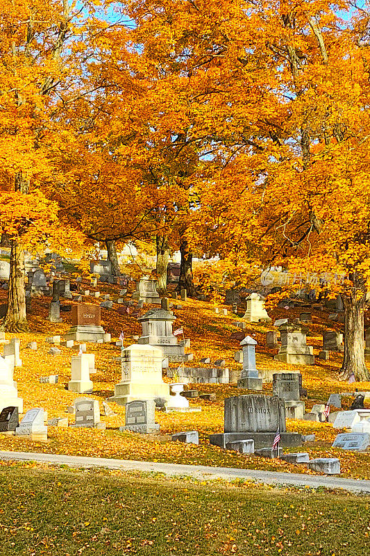 美国俄亥俄州兰开斯特的森林玫瑰公墓，在一个阳光明媚的日子里有美丽的秋叶