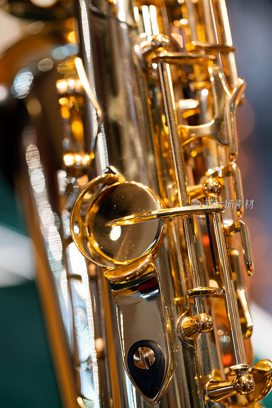 铜管乐器的细节:萨克斯管