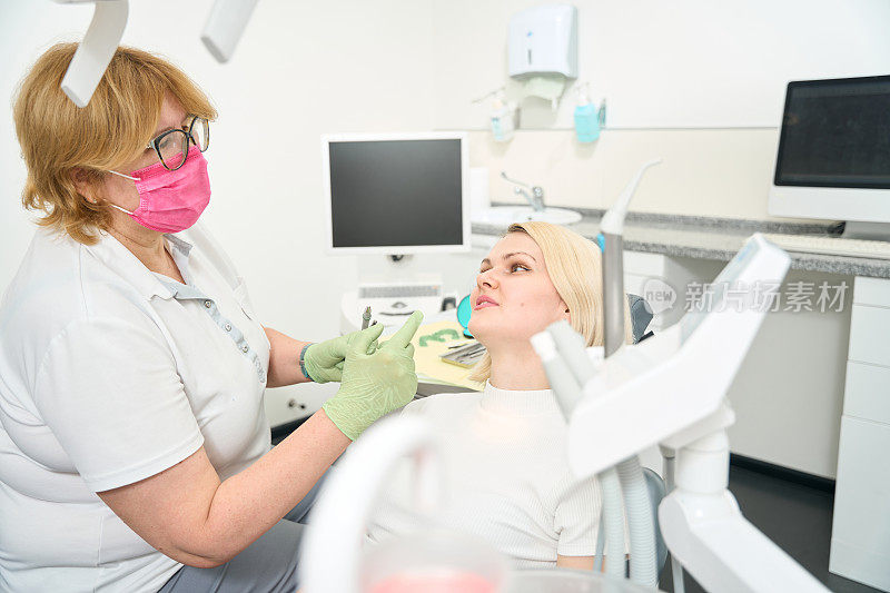 白人妇女在牙医的接待处