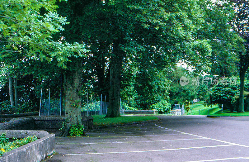 80年代旧正片扫描，科克大学学院停车场，科克郡，爱尔兰