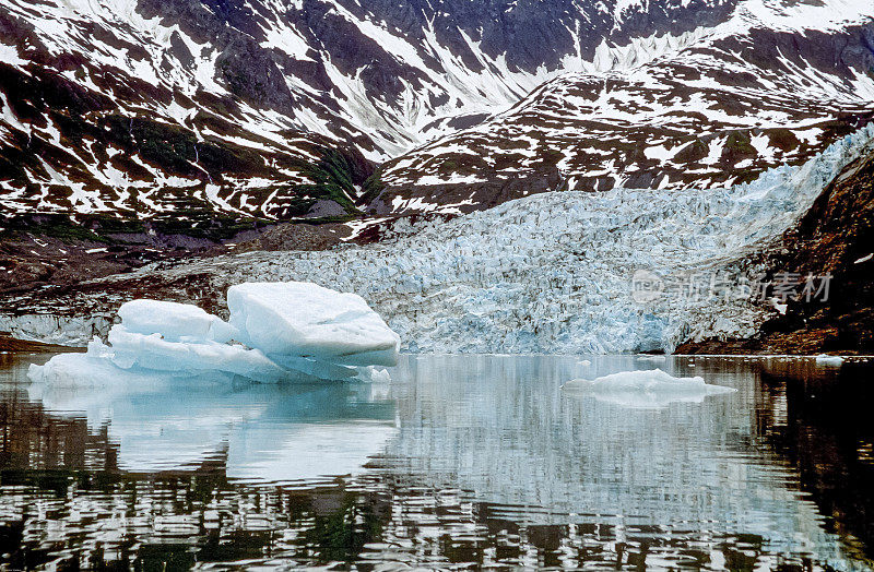 阿拉斯加冰川上的冰正在融化