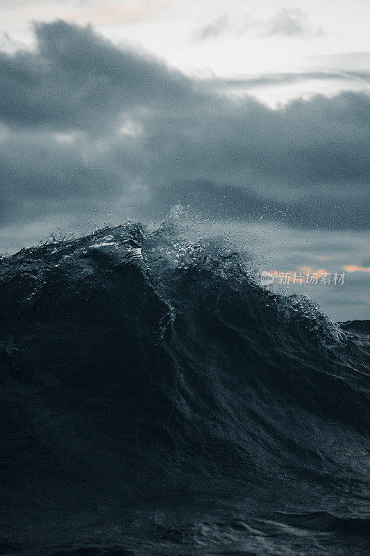 波涛汹涌的大海和海浪从一艘船