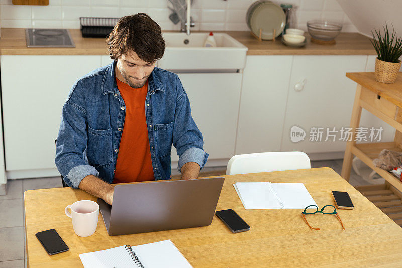 一个年轻的男性企业家在家工作的肖像