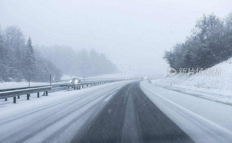 路上的第一场雪