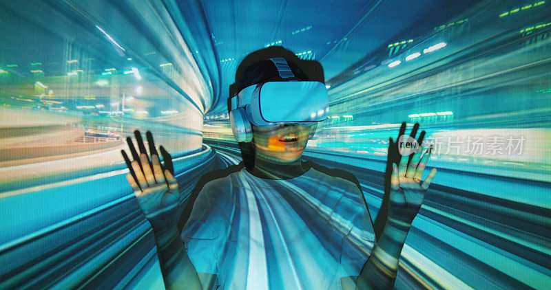 观点网络游游戏亚洲人们享受爱好戴VR眼镜物联网在家里屏幕显示智慧城市现代城市夜晚高铁方式在女人的脸上。轻轨交通高峰期模糊运动。
