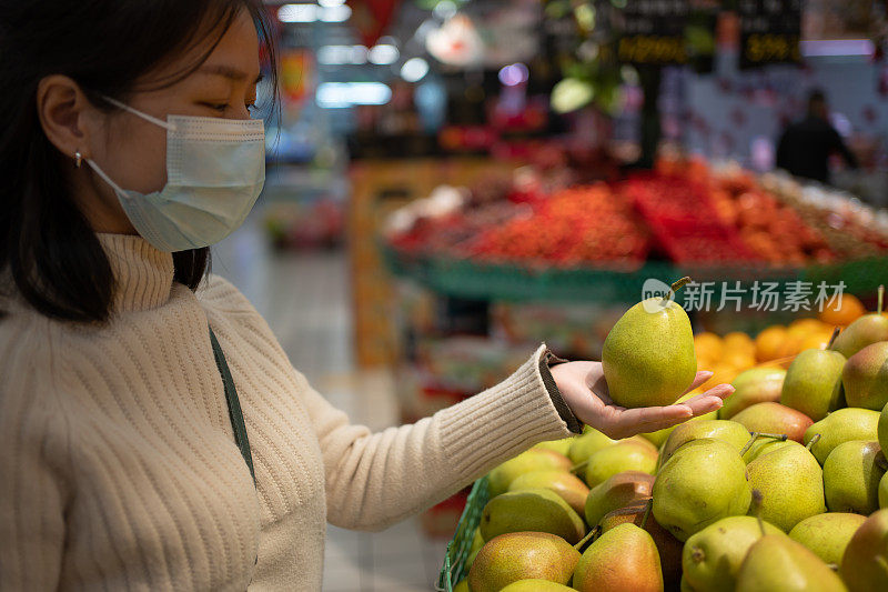 女人手里拿着梨