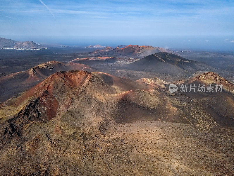 西班牙加那利群岛兰萨罗特岛蒂曼法亚国家公园附近火山山谷的空中全景图。