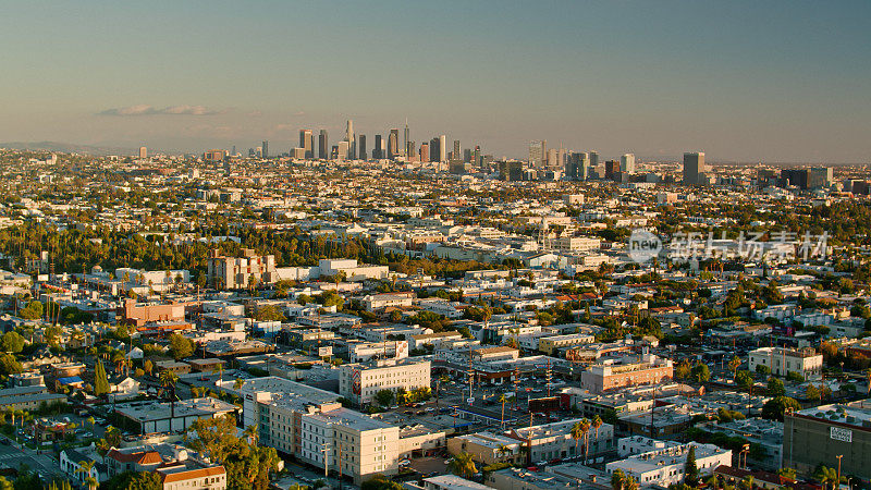 从东好莱坞到市区天际线的洛杉矶鸟瞰图