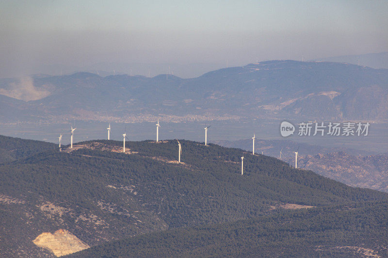 山顶与风车螺旋桨在安纳托利亚大陆附近的法尔萨土耳其