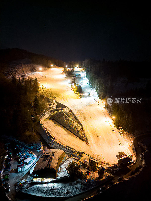 垂直空中夜景的滑雪斜坡