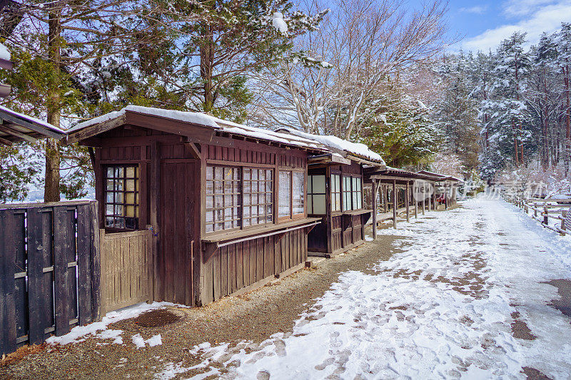 在日本高山市下雪的飞田民俗村