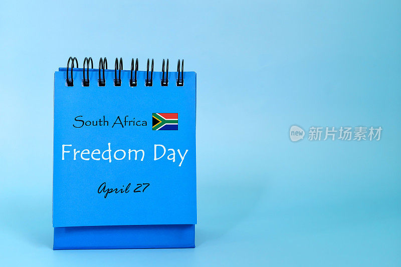 4月27日作为南非自由日日期提醒在蓝色台历与国旗图标。国庆庆祝概念。