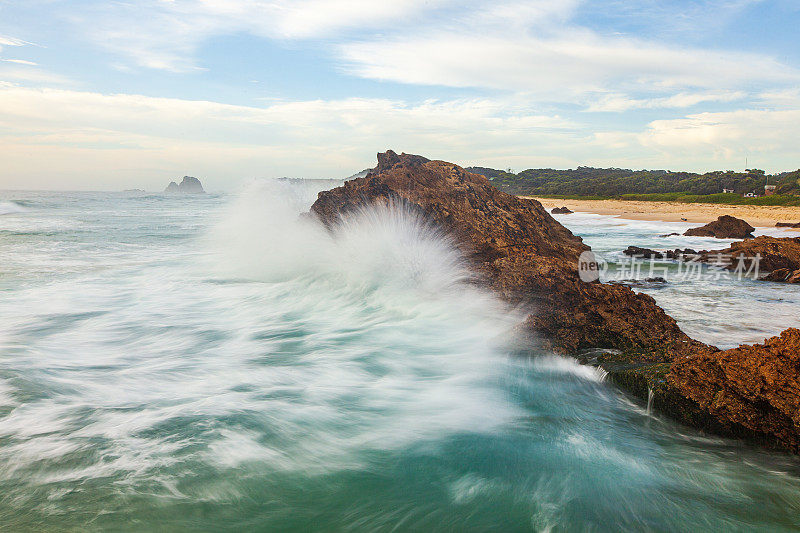 海浪冲击海岸岩层的海景