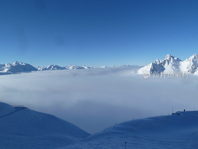 浓雾笼罩着祖尔山脉。奥地利