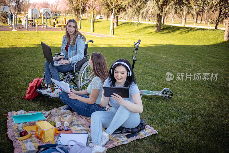 残疾大学生花时间和朋友在外面学习