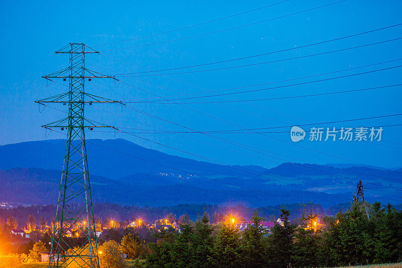 电杆。电力线路。电