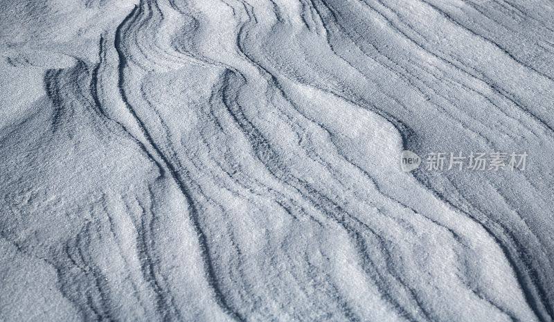 户外地面上的雪漂移图案特写