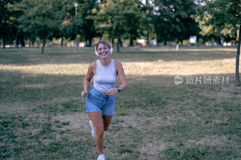 一张年轻女子在公园里锻炼的照片。