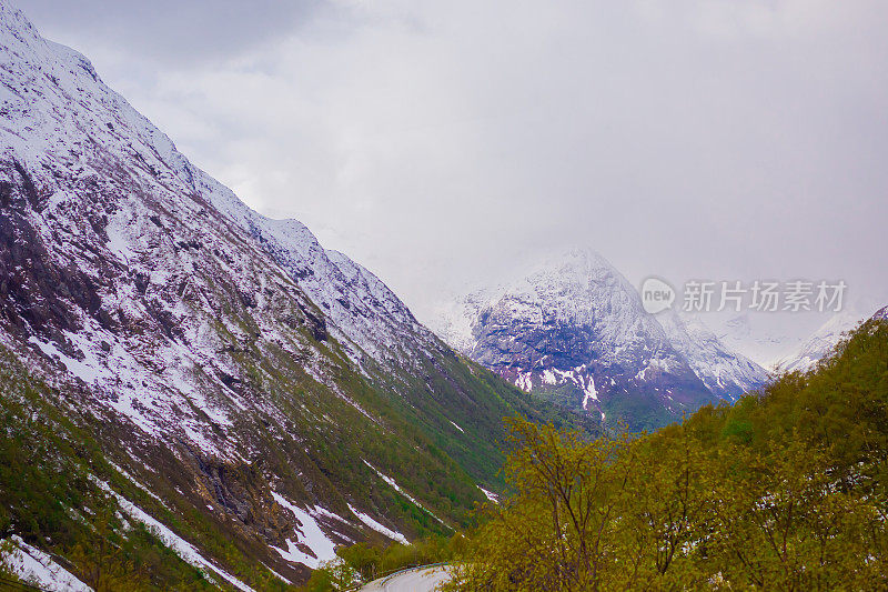 挪威美丽的峡湾。风景如画的风景。北方的气候。山脉。