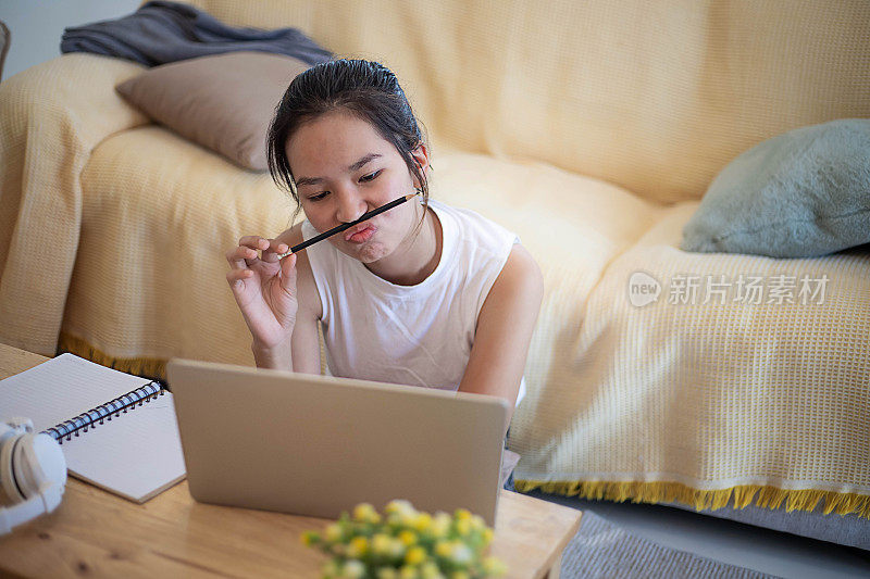 年轻的白人女性在家里的笔记本电脑前学习-女孩阅读书籍准备考试测试进行在线咨询-教育和学习理念