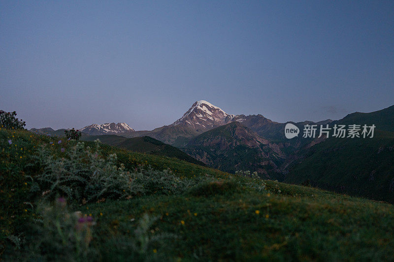 日出时的喀兹伯里山景