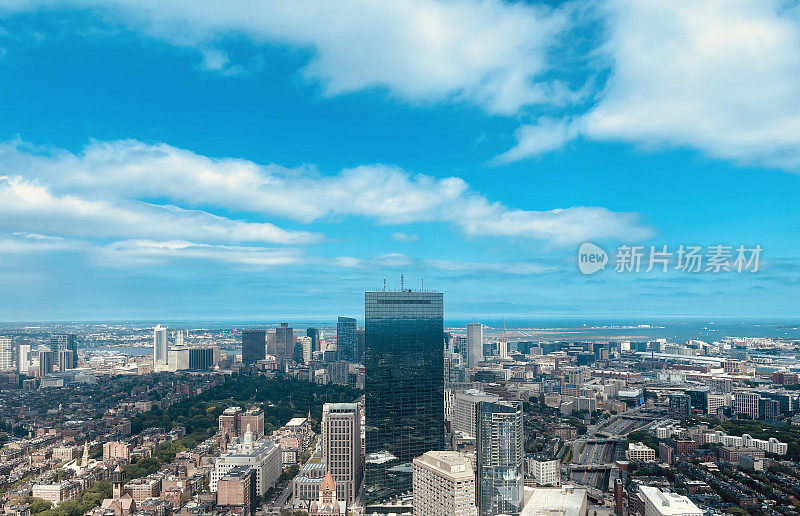 马萨诸塞州波士顿，六月的一个阳光明媚的日子，从一座建筑物的顶部看过去