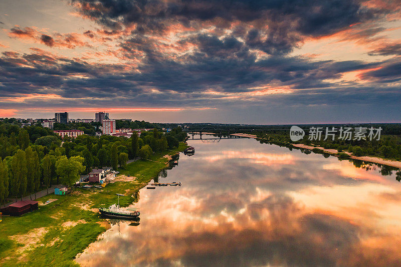 河面鸟瞰图。无人机摄影。夏天的天空。可持续性。节约用水