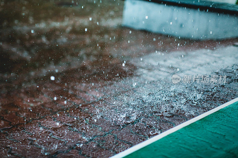 水坑上的雨滴。水。极端天气。雨滴