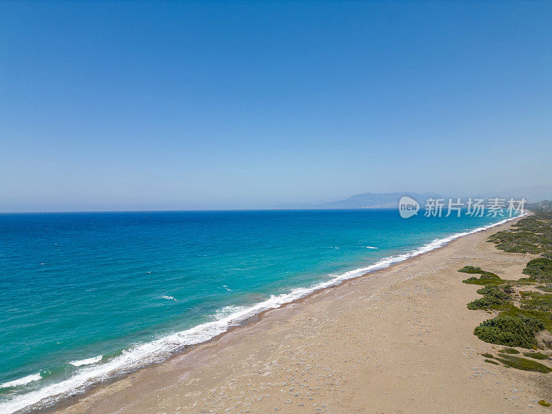 夏日蔚蓝的海岸线