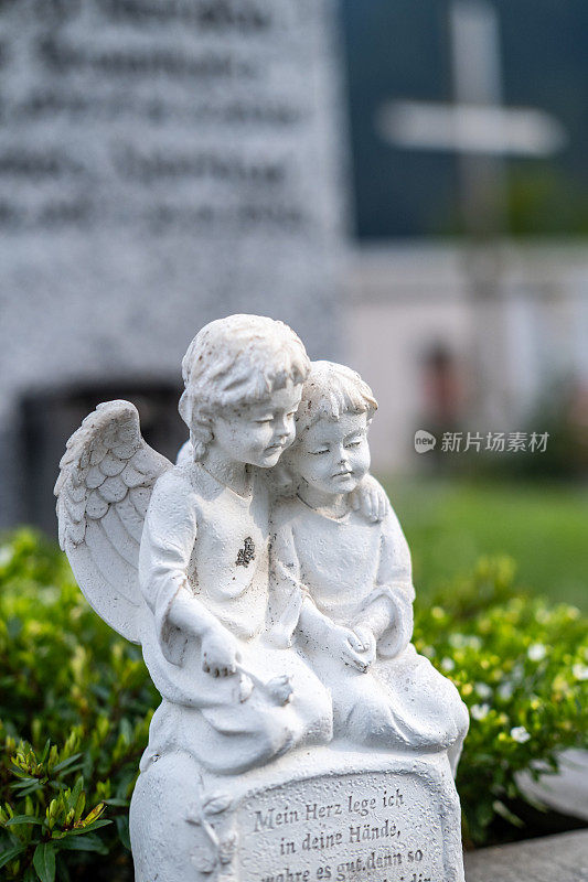 坟墓上的天使雕像。